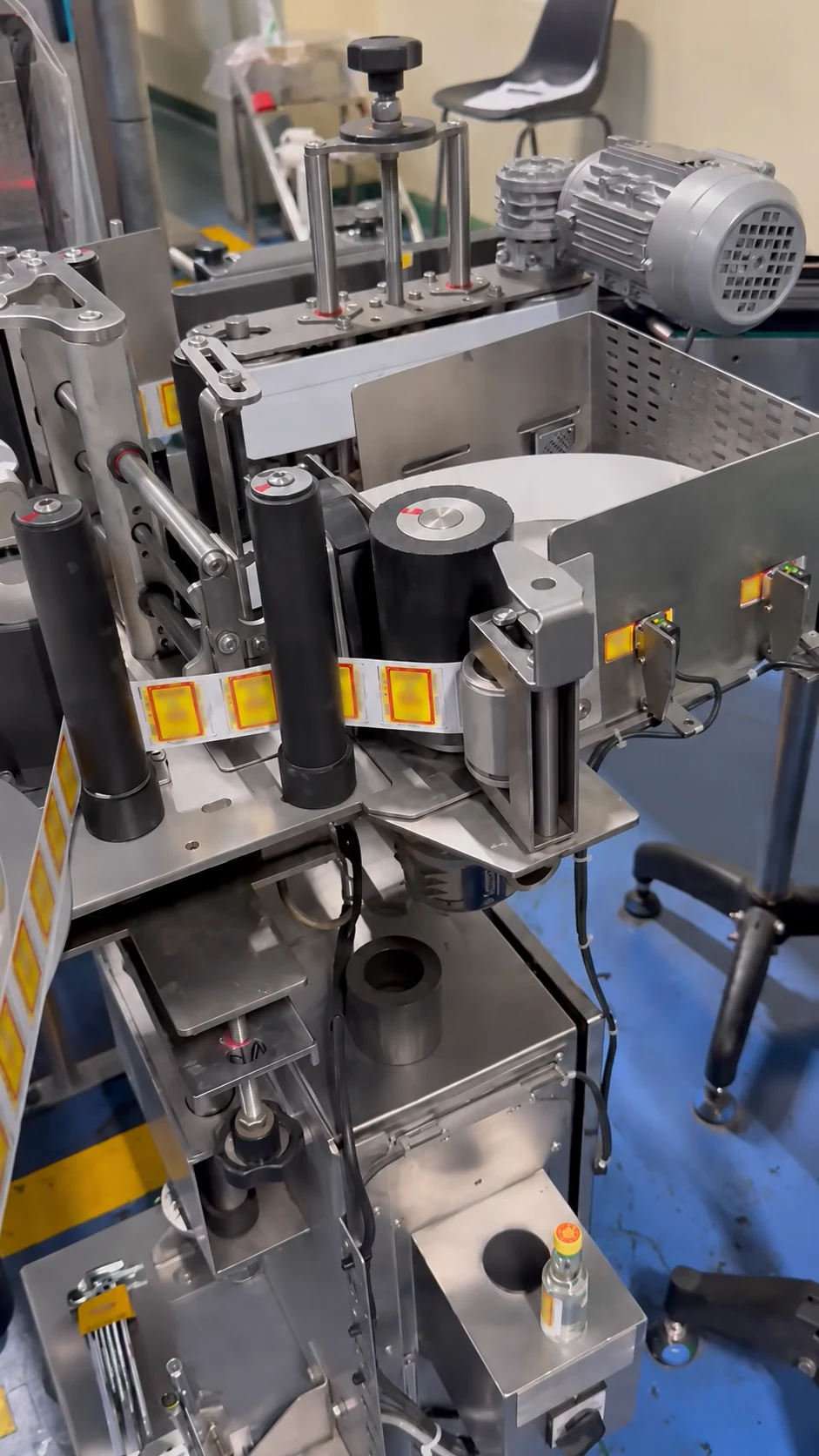 Standalone label applicator with wrap-around unit installed on a bottling line